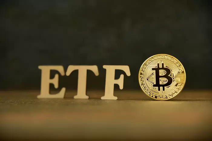 비트코인(BTC) 반토막 속 블랙록의 역습...가격 상승 없이도 떼돈 버는 ETF 출격